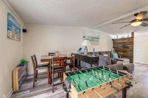 Sneads Ferry Casa | 7 Mi to Beach! Sneads Ferry Family Home with Hot Tub