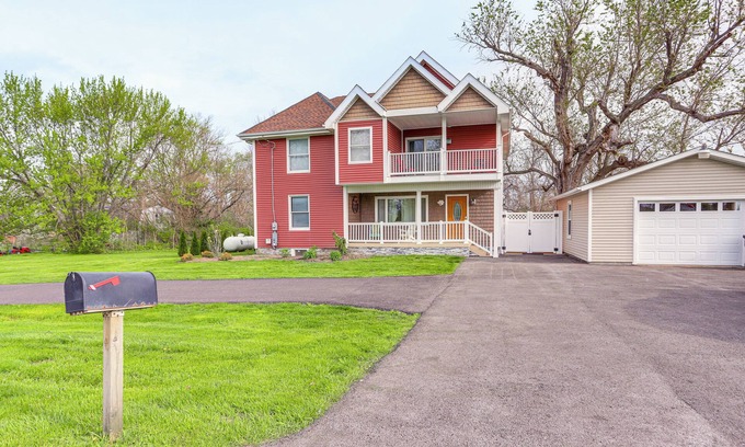 Sandusky Casa | 7 Mi to Cedar Point: Retreat w/ Hot Tub & Gazebo