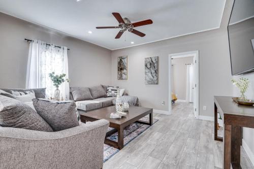 East Los Angeles Apartamento | 7 Mi to Downtown East Los Angeles Apartment