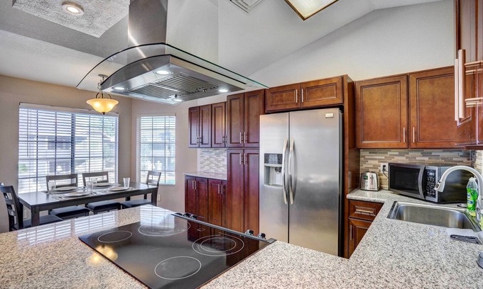 Chandler Condominio | 7 Mi to Dtwn Chandler: Pet-Friendly Condo w/ Pool