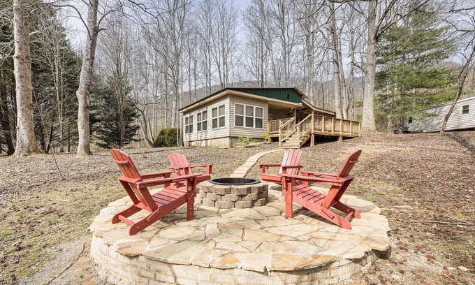 Hayesville Cabina | 7 Mi to Lake Chatuge: Creekside Cabin w/ Decks!