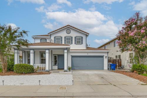 Merced Casa | 7 Mi to Lake Yosemite Family Home with Fenced Yard
