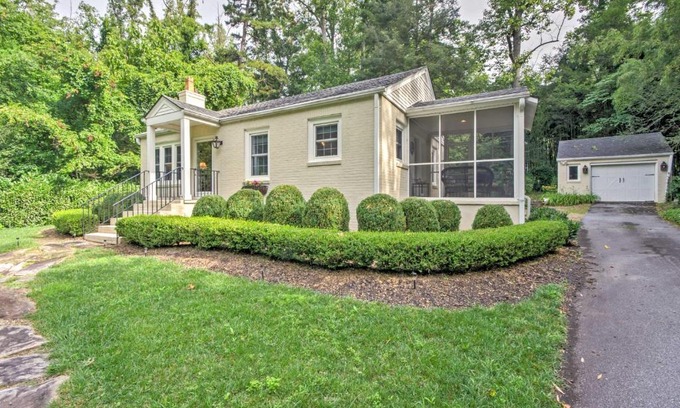 Royal Pines Casa | 7 Mi to The Biltmore Le Canard Cottage with Porch