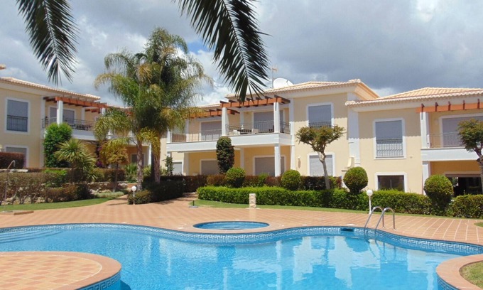Porto de Mos Apartamento | 7 min walk to beach !! 2BR/2BA Apartment, pool, aircon, wifi, secure parking.