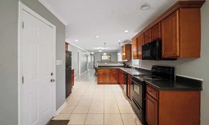 Austell Casa | 7 minutes from Six Flags! Peaceful, Family-sized home in Austell.