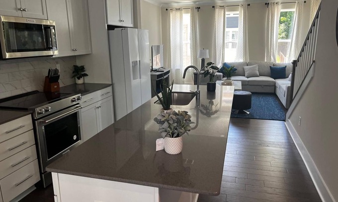 Commonwealth Park Casa | 7 minutes to Bank of America stadium; 3 minutes to uptown charlotte.