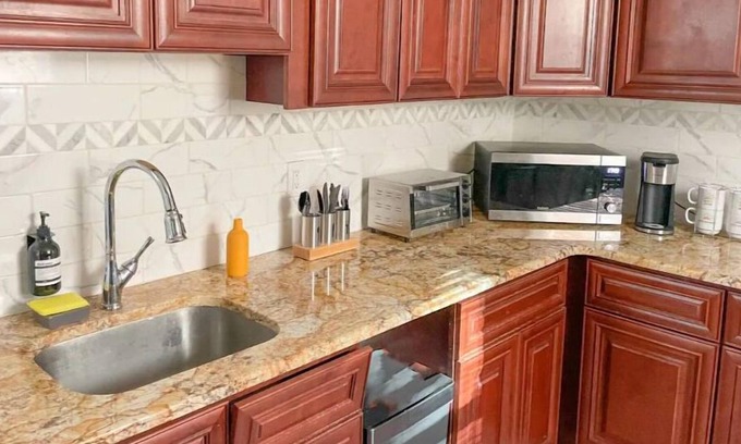 Upper Darby Apartamento | 7 Minutes to Center City Philadelphia! Entire Apartment!