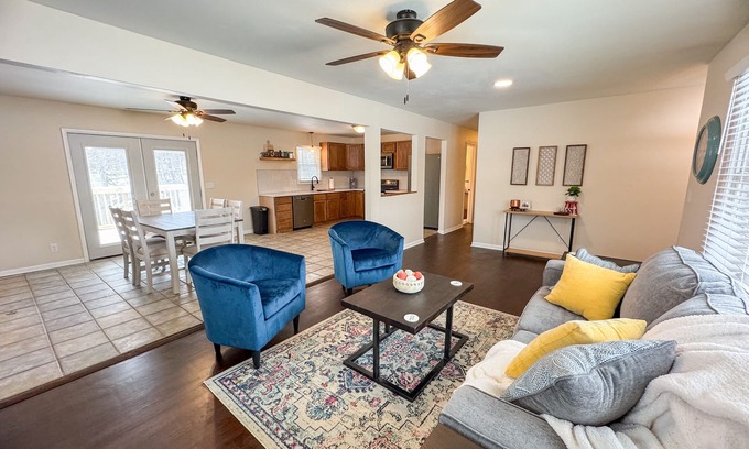 Kansas City Otro | 7 minutes to shopping and entertainment. Quiet farmhouse close to city w/pool.