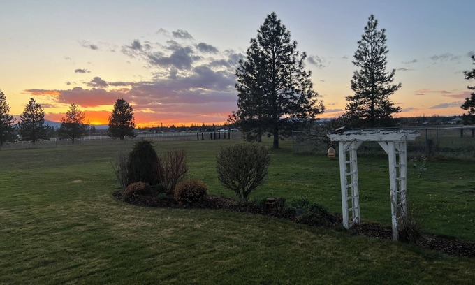 Athol Cabaña | 7 minutes to Silverwood 3-bedroom cottage AC, WiFi, Hot Tub, Pool Table