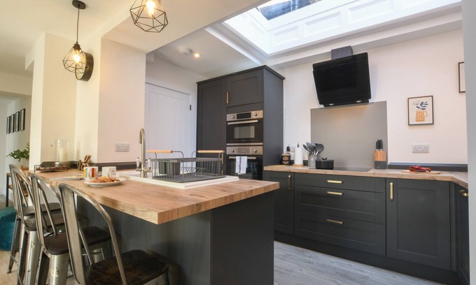 Leiston Cabaña | 7 OLD GRAMMAR SCHOOL, LEISTON, pet friendly, with a garden in Leiston