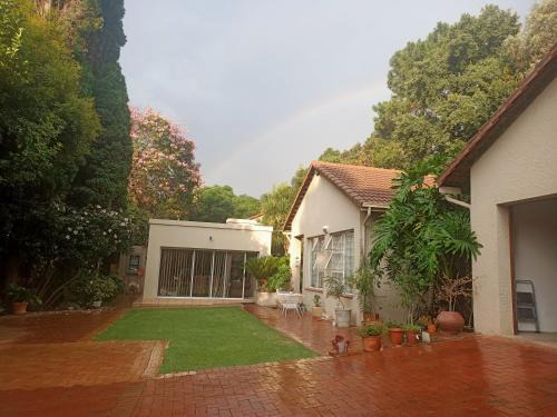 Bedfordview Casa | 7 on school - Cozy guesthouse 15 min drive from airport and close to major highways