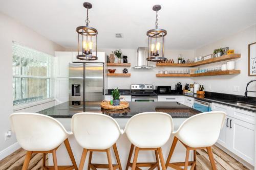 Largo Casa | 7 People 4 Beds - 8 mins to beach by car - 2 mins to downtown - MODERN