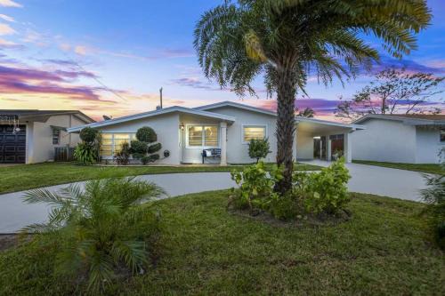 Hollywood Casa | 7-Person Luxury Spa, Fenced Paradise, Beach Vibes