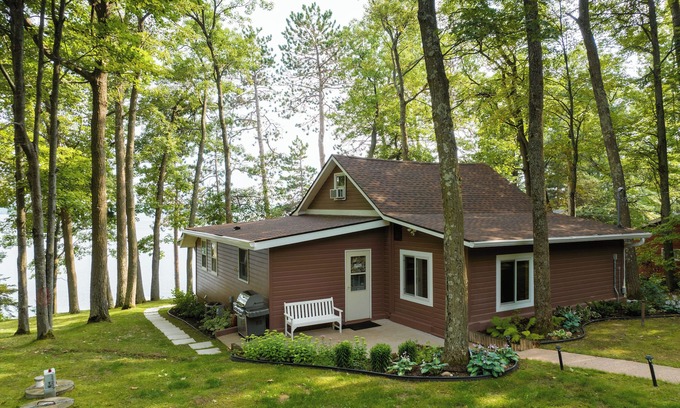 Northwoods Beach Cabina | 7 Pines Cabin on Lac Courte Oreilles - Peaceful Northwoods Getaway