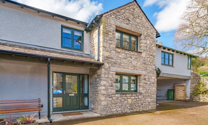 Kendal Casa | 7 The Old Woodyard - Dog-friendly Cottage with parking