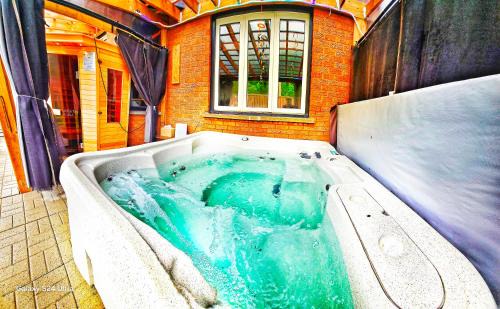 Richmond Hill Casa | 70 percent Off Luxurious Hot Tub,Sauna, 2000Sqft of Private