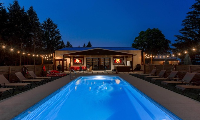 Traverse City Cabina | 70's Lodge TC | Lg Group Private Retreat Home