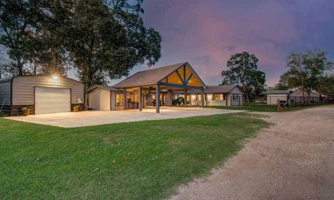 Wild Peach Village Casa | 7078 Gupton Rd New Brazoria T