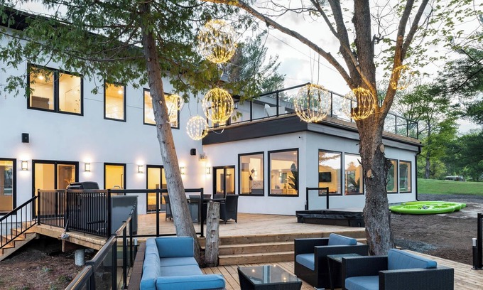 Foley Casa | 710 Oastler Lake Summ