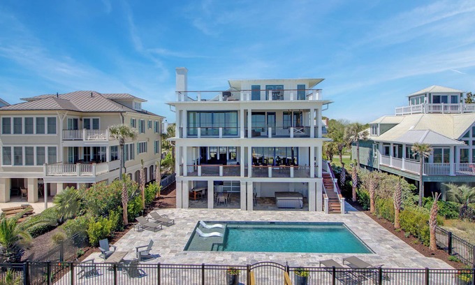 Isle of Palms Casa | Nuevo listado! Nueva construcción de lujo frente al mar Casa de nueva construcción con piscina frente al mar. Ocean Blvd Inicio. ¡Crédito de $ 250 para equipo de playa!