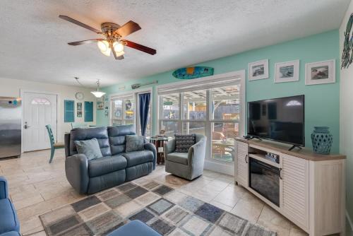 Holiday Beach Casa | 7131 Sunset Ave - Cottage by The Sea with pool