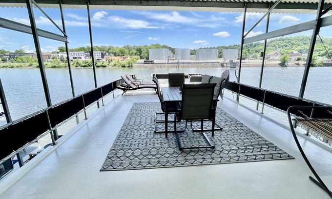 Downtown Knoxville Alquiler De Eote | Brand new listing! 76' gorgeous houseboat- freshly renovated! Boat #3 of 3