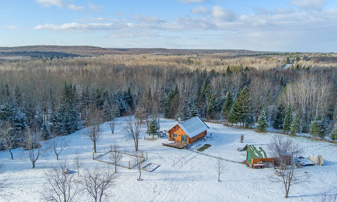 Bruce Crossing Cabina | 78 Acre Northwoods Paradise! The ultimate secluded getaway near Bond Falls!