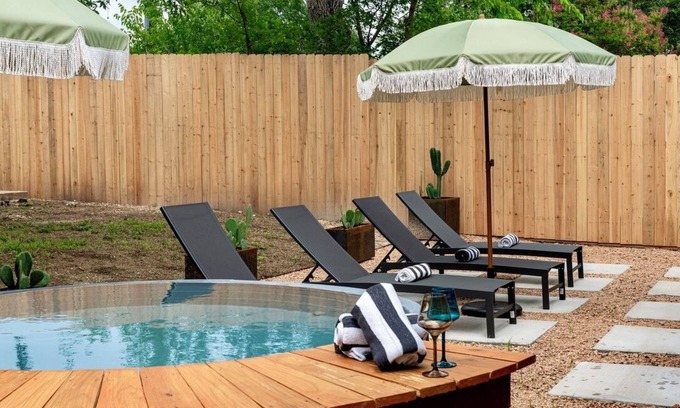 Sweetbriar Casa | 7BD Southwestern Retreat - Pool - Outdoor Dining - Gym - PingPong - 10 Min to DT