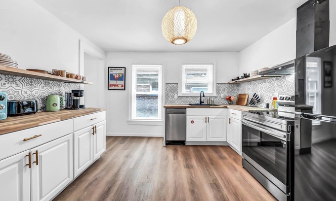 Niagara Falls Casa | 7bdrm, 3baths, 2 kitchens, mins to falls, Arcade, WiFi, AC, parking