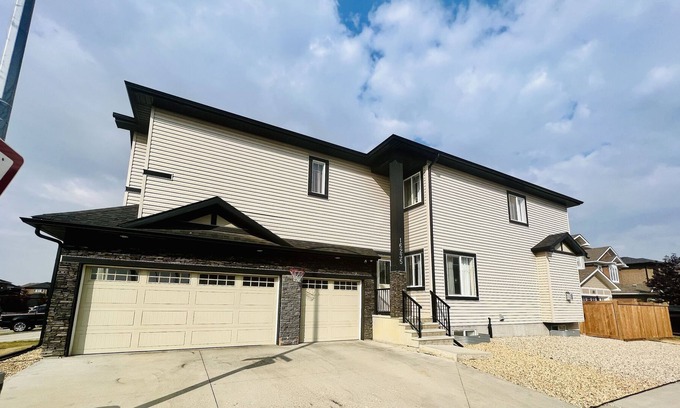 Northwest Edmonton Casa | 7BDRM Family Friendly 3Car Garage Home >Sleeps16