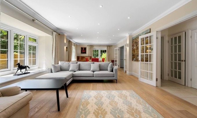 Ascot Casa | 7Bed 5Bath 2Kitchen Retreat with Parking in Ascot