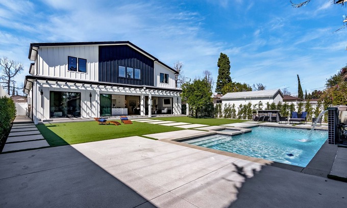 Encino Casa | 7bed, 6 bath house with pool & jacuzzi, fitness room in terrific Los Angeles