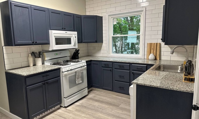 Cortland Casa | 7BR/3BA Home on Lincoln
