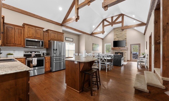 Hollister Cabina | 7BR/6BA, Hot Tub, Shuffleboard & Foosball, 2 Pools, Table Rock & Thunder Ridge