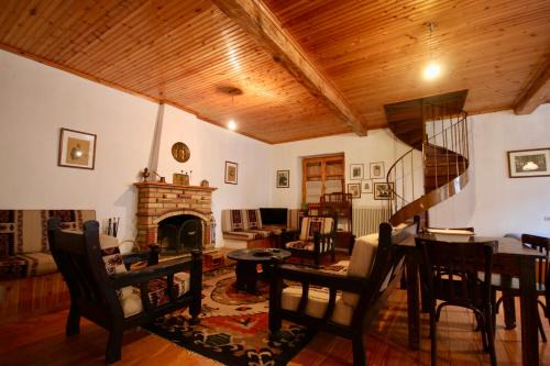 Eptalofos Casa | 7hills Traditional Guesthouse By the Waterfall