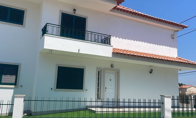 Charneca de Caparica e Sobreda Casa | 7min to the beach & 23min to Lisbon city, offering convenience & coastal charm