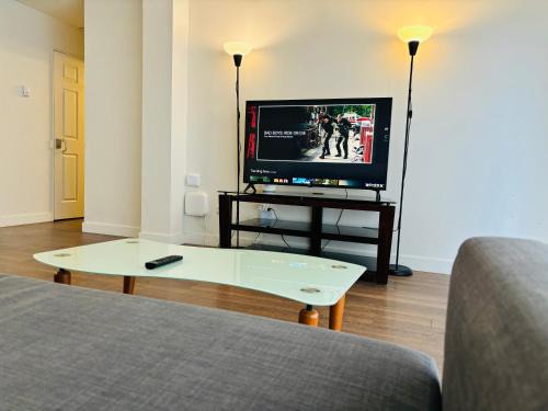 Southwest Calgary Apartamento | 7th Floor 1 Bedroom Condo with Parking