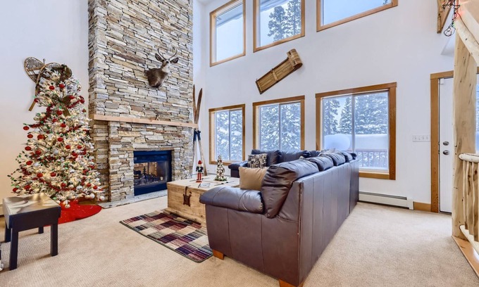 Quandary Village Cabina | Free Dogs! Ideal Gathering Place with Hot Tub, Wildlife & Views - 7th Night Free