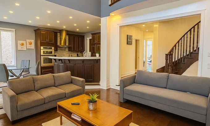 Brampton Casa | 8-BDRM Wedding, Event & Group Ready | Near Airport