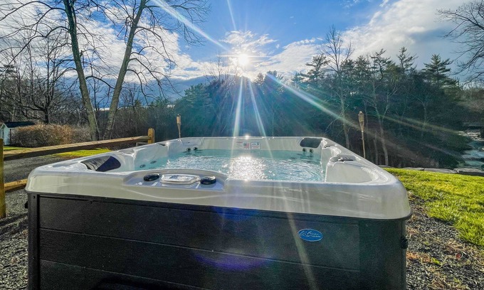Ellenville Otro | 8 Bedroom- 1880 Farmhouse w/ Hot Tub on a stream, sleeps 24 , 6 acres
