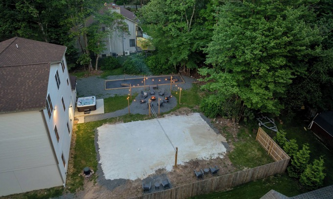 Lake Harmony Casa | 8 BEDROOM 5K Sq Ft Can Sleep 30, Minutes to Slopes and Lake, W/ VOLLEYBALL COURT