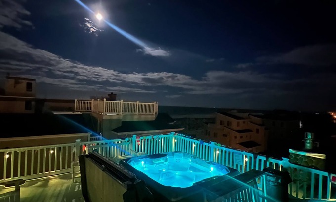 North Beach Haven Casa | 8+ Bedroom Home 3rd off Beach with Ocean & Bay View HotTub ++