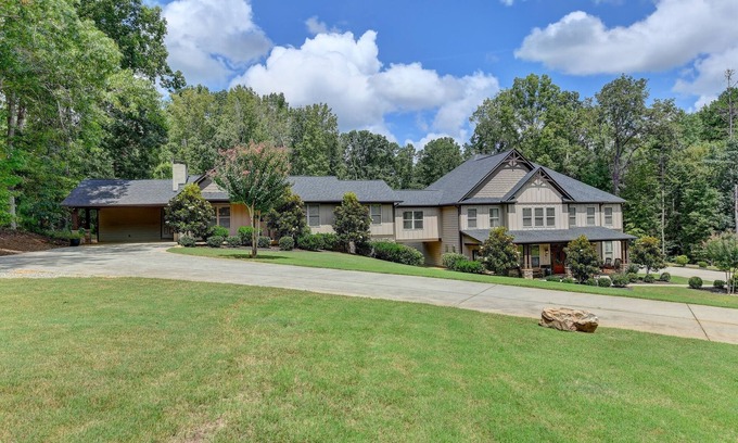 Suwanee Casa | 8-bedroom Luxury Home, 4.8 Acre w/ Pool, Minutes to Suwanee downtown and Lake