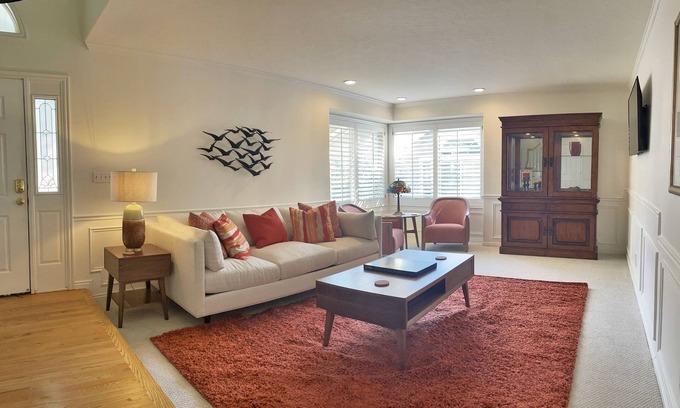 Sandy Casa | 8-Bedroom Luxury Home at the Foot of the Mountains