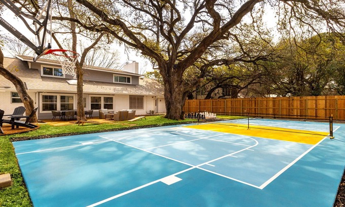 North San Antonio - SAT Casa | 8 Bedroom~Pickleball~Heated Pool~Sleeps 23~.5 acre~ Hot Tub~Game Room Mini Golf