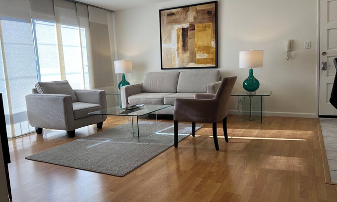 Downtown Apartamento | 8. Delightful 2 Bedroom Apt /parking in city center