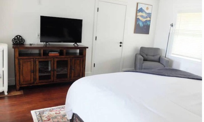 Mariposa Apartamento | #8 Downtown Apt -Historic main street - King Bed