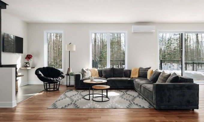 Amherst Chalet De Esquí | 8+ Guests | HOT TUB & FIREPLACE | Tremblant Getaway