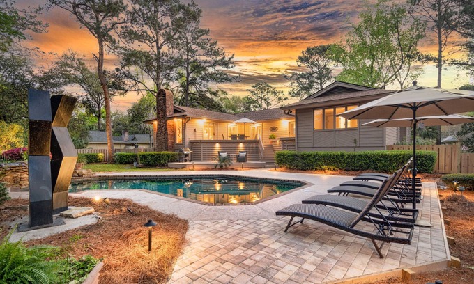 Heritage Woods Casa | 8 Heritage Road: A BESTNEST by Beverly Serral *Private Pool* and fenced yard