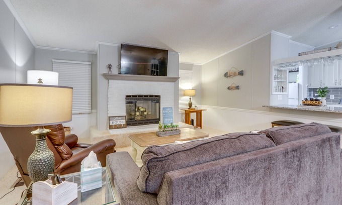 Linn Creek Casa | 8 Mi to Beach: Lake-View Haven in Linn Creek!